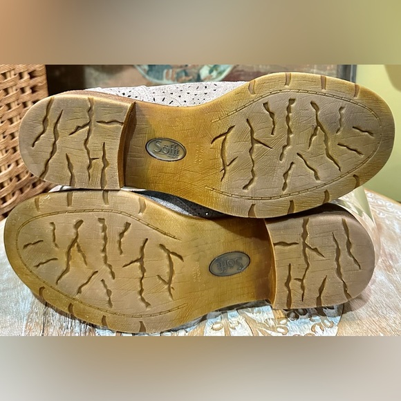 EUC Sofft “Barrosa” Laser Cut Light Grey and Silver Metallic Bootie. Size 7 - Picture 9 of 10